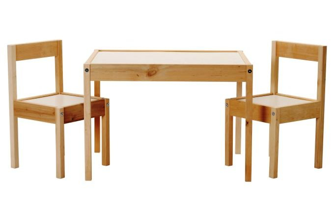 Детски комплект маса с две столчета от масивно дърво