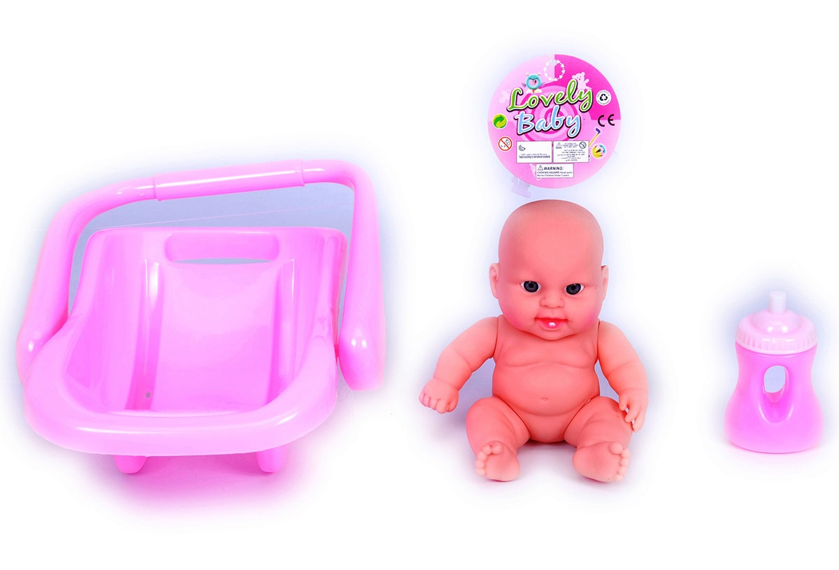 Бебе в кош с дръжка и шише