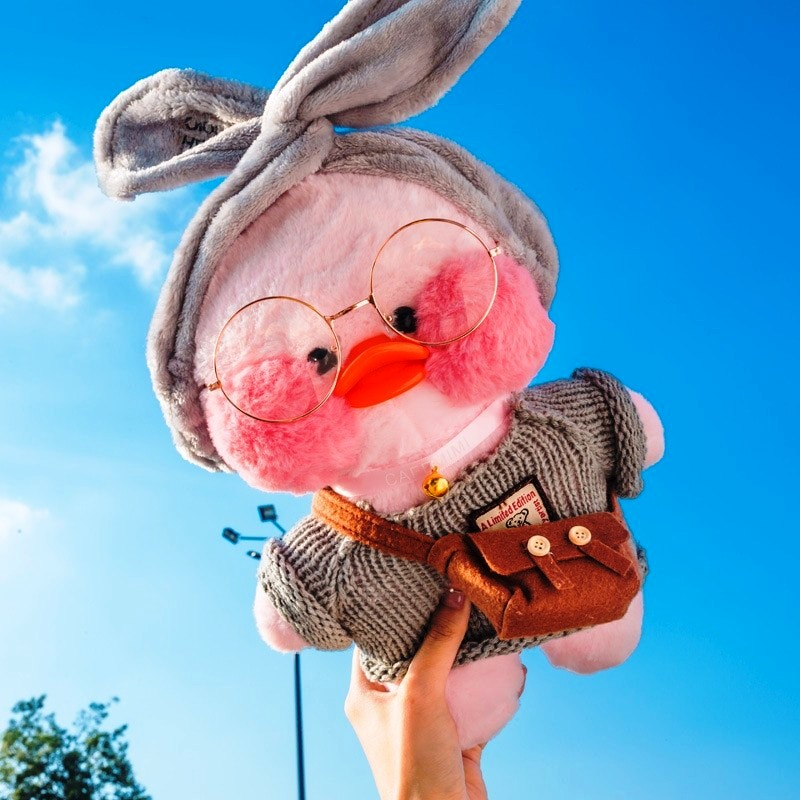 Плюшено пате Лалафанфан La La fan fan 28см с очила, звънче, чантичка и лента за глава | IGUANA.BG