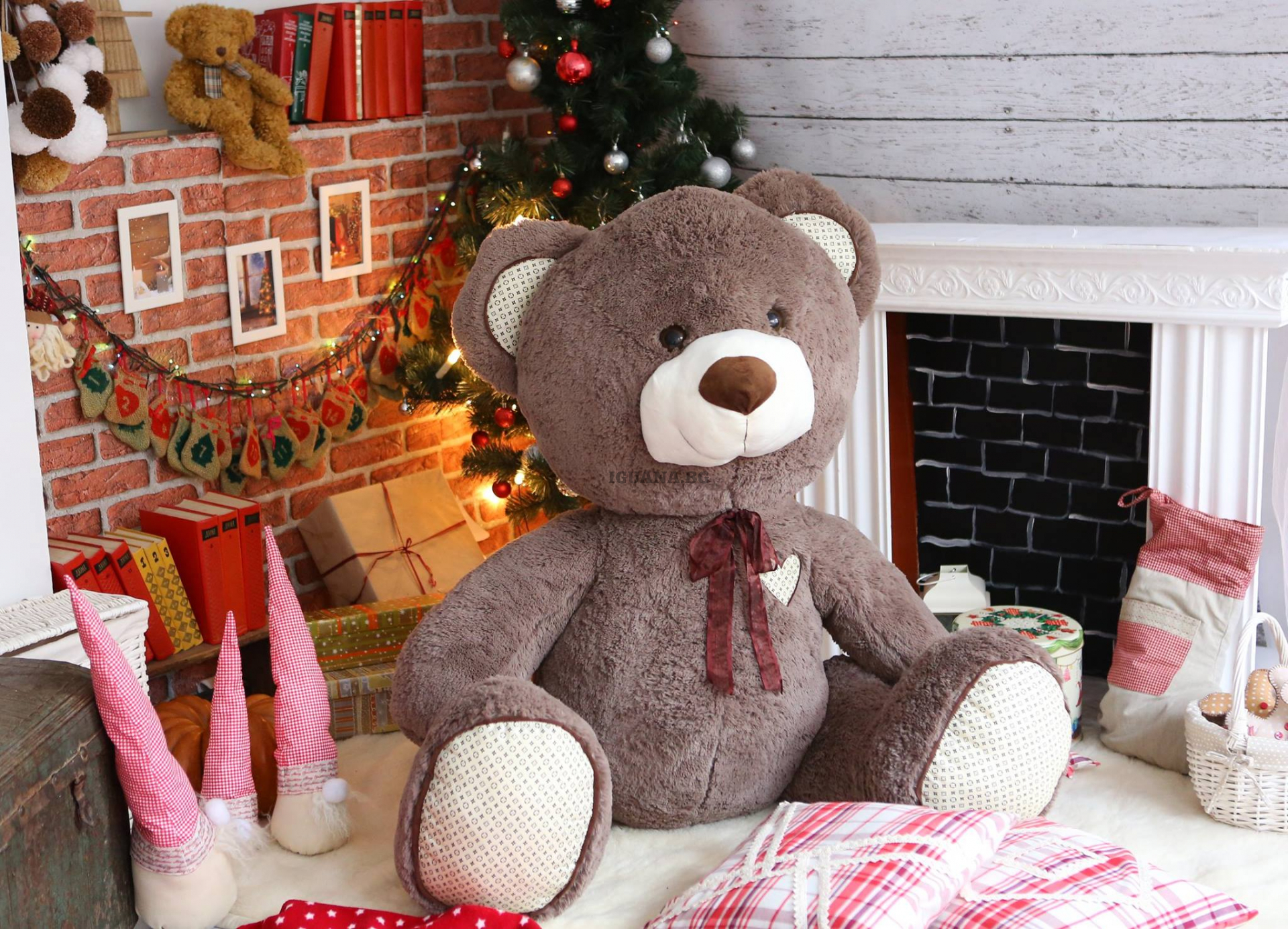 Мечок 150см с панделка и апликации на лапите и ушите Тъмно кафяв