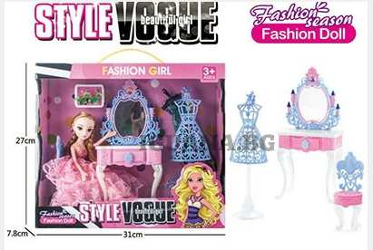 Кукла с тоалетка, столче и манекен