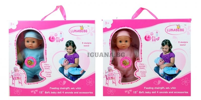 Бебе със столче за хранене