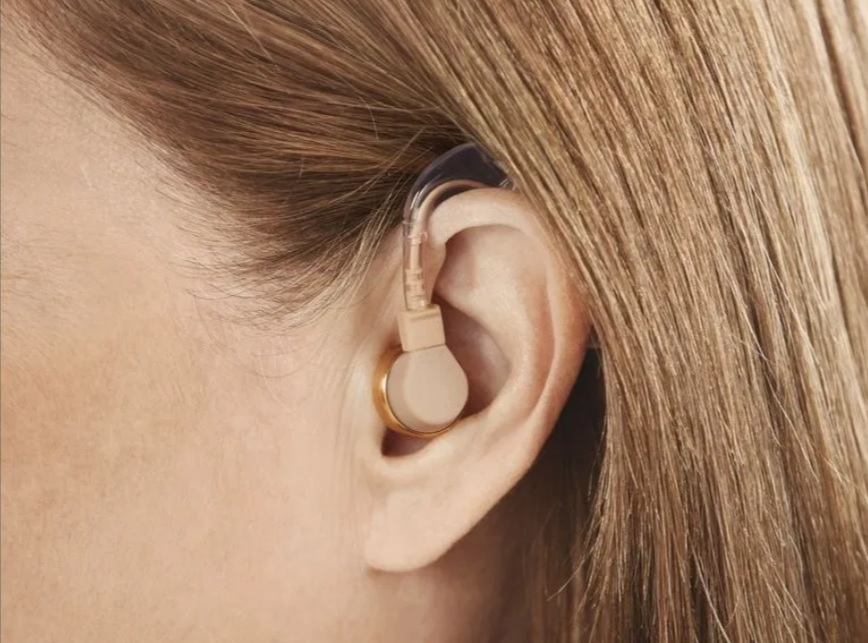 Слухов апарат за възрастни НЕМСКИ, 3 накрайника, Кутийка за съхранение, 2 батерии,SANITAS SHA-15 100% Оригинал | IGUANA.BG