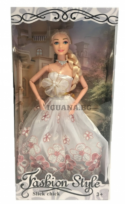 Красива Кукла с Бродирана Рокля