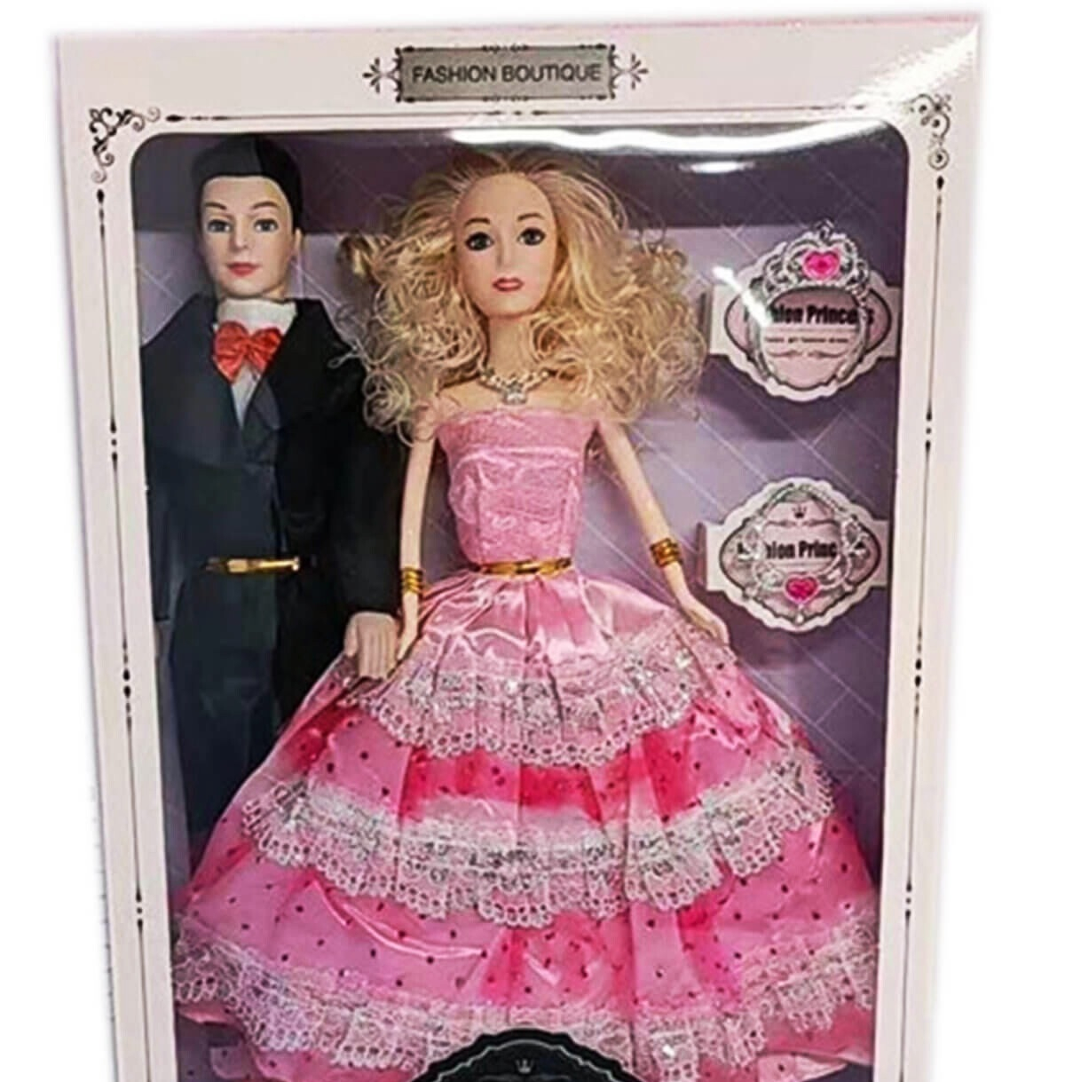 Семейство кукли с официални дрехи