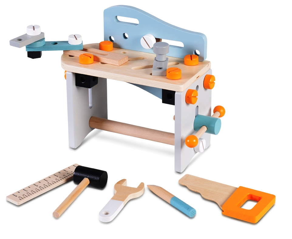 Дървена работилница с инструменти