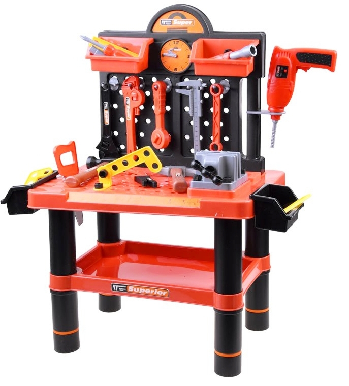 Работилница с инструменти, работещ винтоверт, менгеме, часовник, болтове, гайки и още много