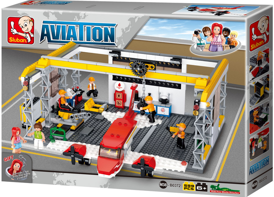 Конструктор Sluban Авиация – Самолет в Ремонтен Хангар, 599 Елемента, 6 Фигурки, 52×38×8 см