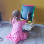 Магнитна дървена дъска на стойка, 2 лица, маркер, гъба и тебешири