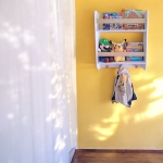 Стенна Детска Етажерка  – Бяла, с Рафтове и Закачалки