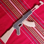 Дървен автомат AK-47, 62см, Светло и тъмно дърво,  Ръчно произведен в България | Iguana.bg