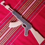 Дървен автомат AK-47, 62см, Светло и тъмно дърво,  Ръчно произведен в България | Iguana.bg