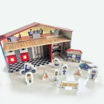 Говореща и Разказваща Игра „Професии: Полицейски Участък и Станция“ на Български с Фигурки, с Добавена Реалност на 16 Езика, 41×26×10 см