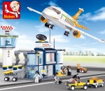 Конструктор Sluban Авиация – Летище със Самолет, 678 Елемента, 8 Фигурки, Сменяема Глава Ключодържател, 57×38×9 см