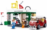 Конструктор Sluban Сити – Бензиностанция с Микробус, 322 Елемента, 3 Фигурки, 38×29×7 см