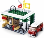 Конструктор Sluban Сити – Бензиностанция с Микробус, 322 Елемента, 3 Фигурки, 38×29×7 см