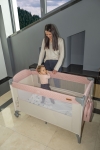 Детска кошара INDIANA на 2 нива с падаща преграда, сгъваема, с колелца, CANGAROO, сива, розова, мента